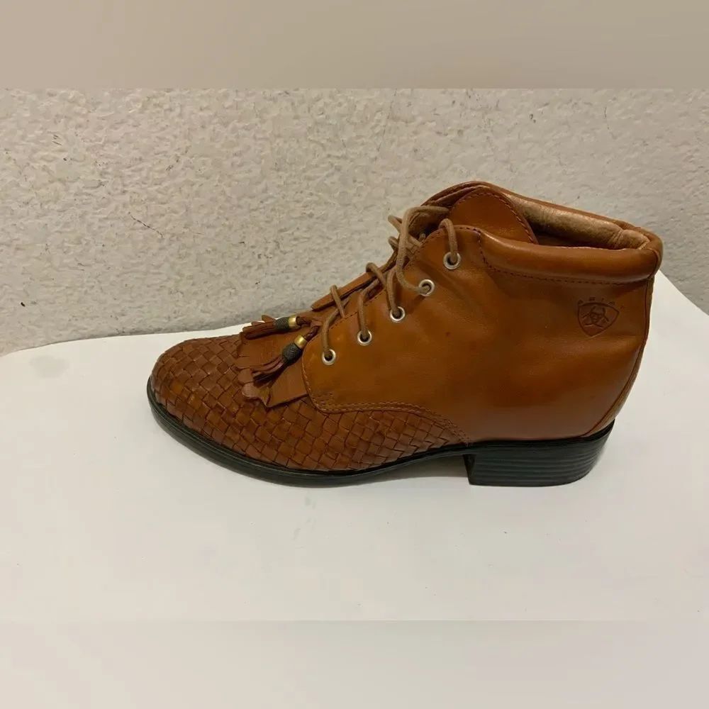 ARIAT western lace up roper boots. Size 6.5 B